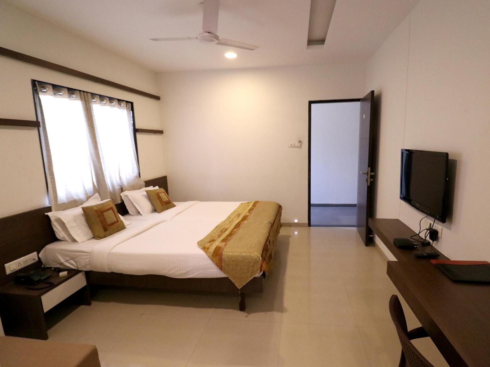 Hotel Girnar Aurangábád Kültér fotó