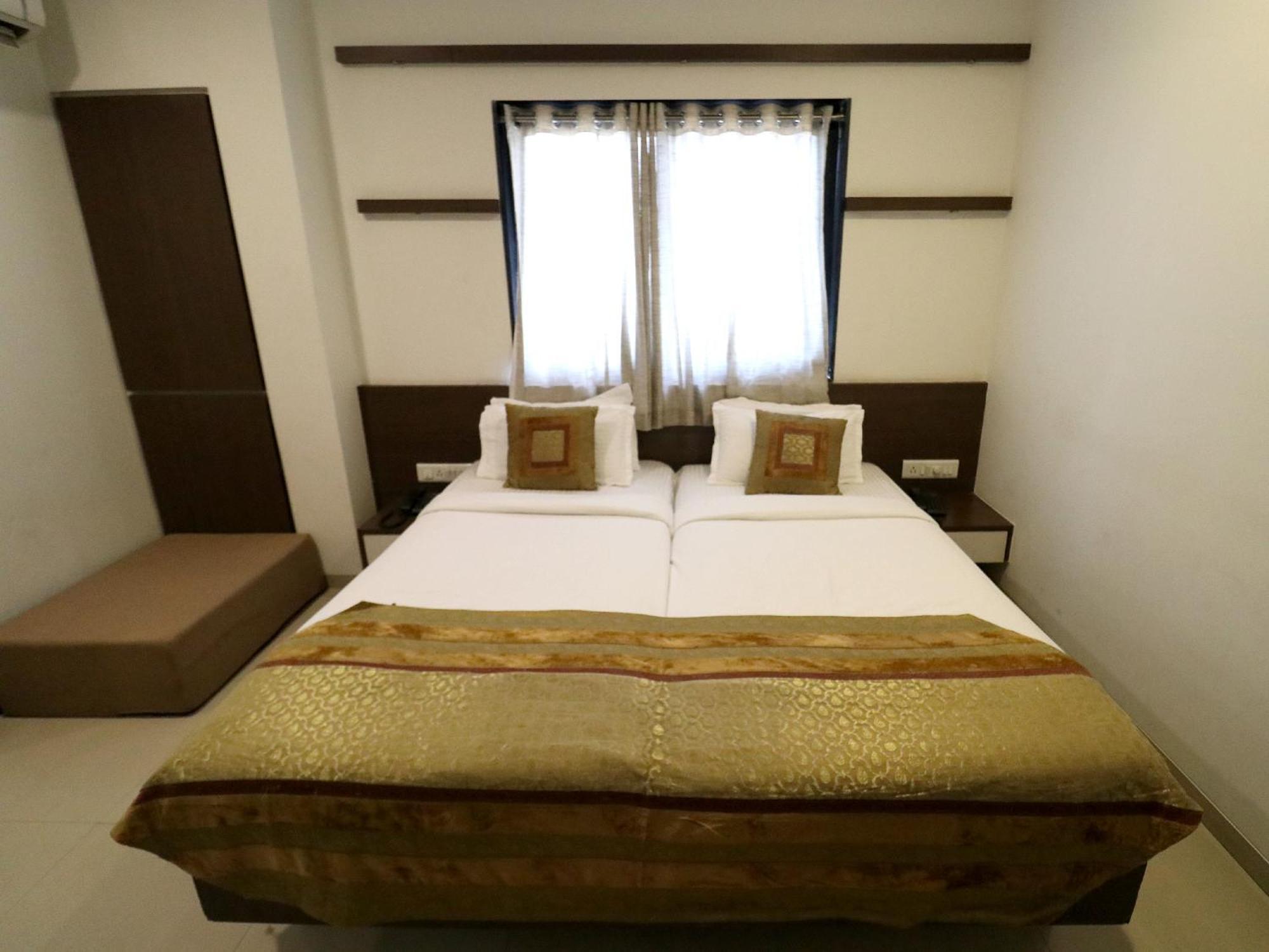 Hotel Girnar Aurangábád Kültér fotó