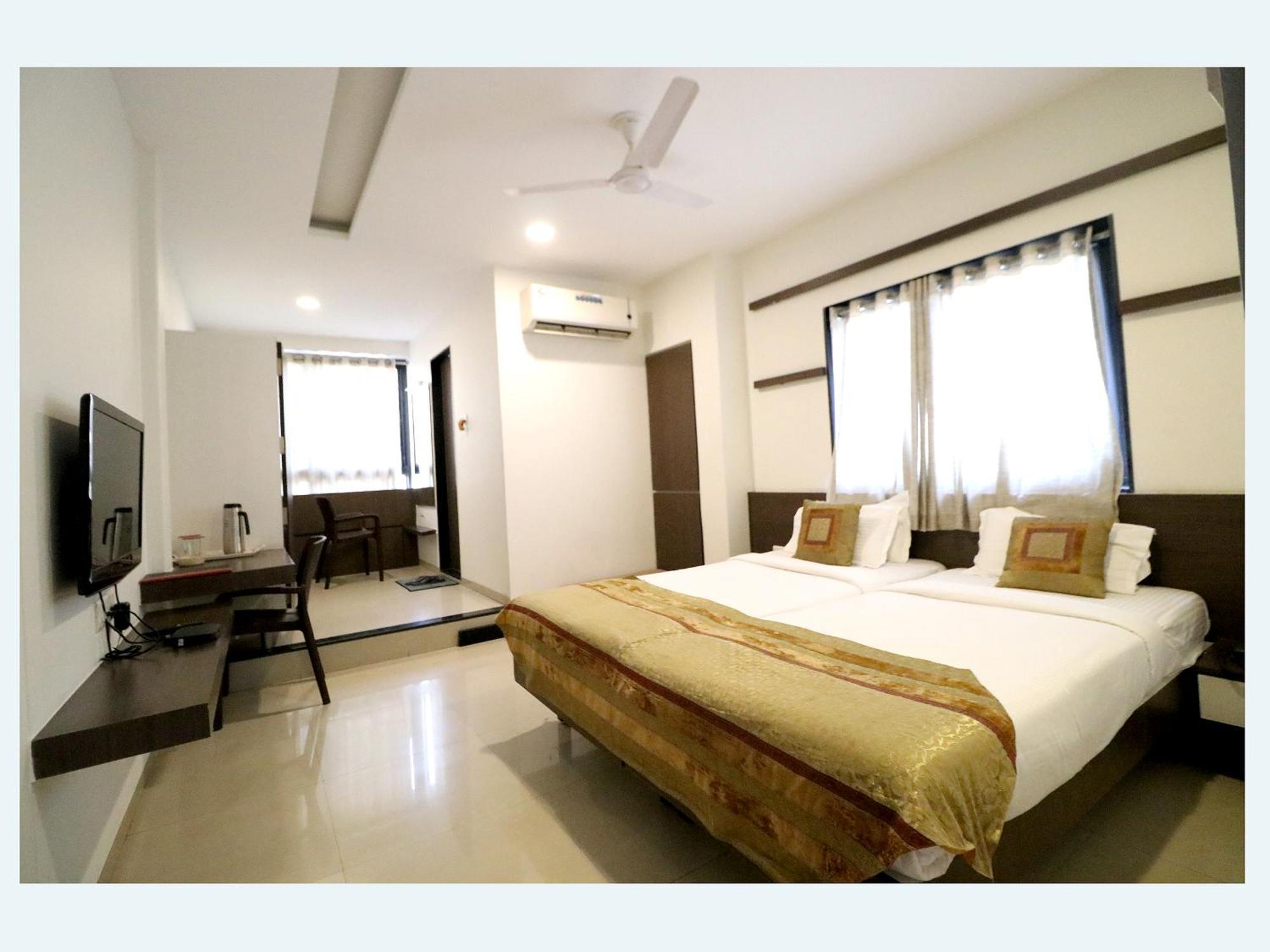 Hotel Girnar Aurangábád Kültér fotó
