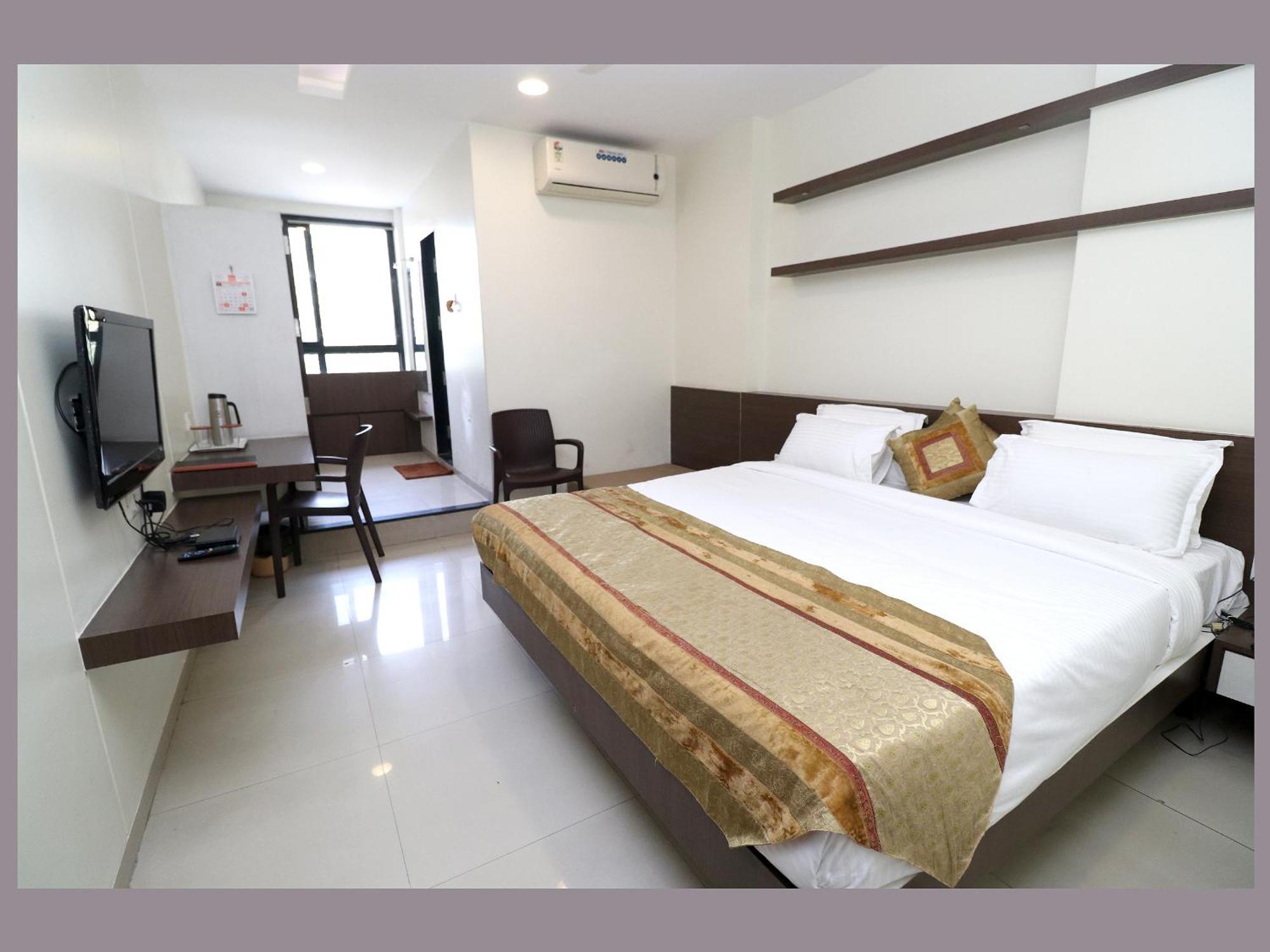 Hotel Girnar Aurangábád Kültér fotó