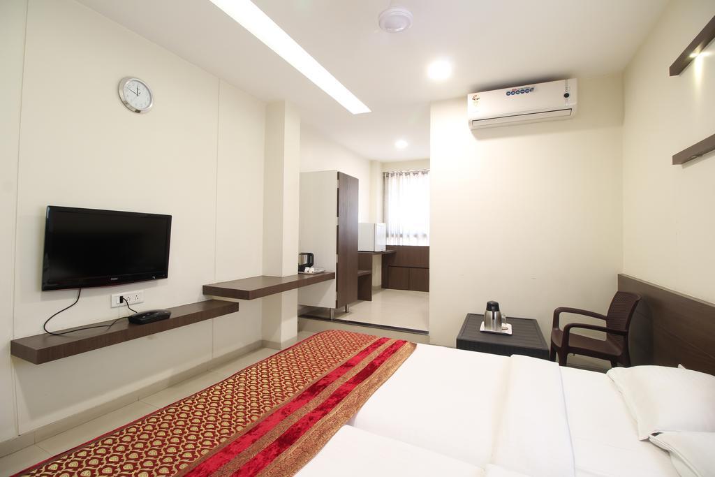 Hotel Girnar Aurangábád Kültér fotó
