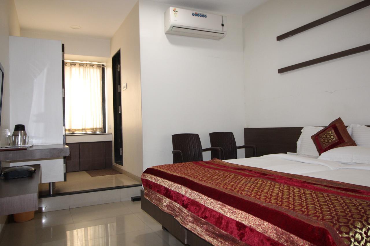Hotel Girnar Aurangábád Kültér fotó