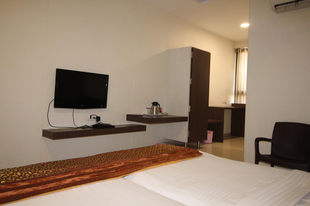 Hotel Girnar Aurangábád Kültér fotó